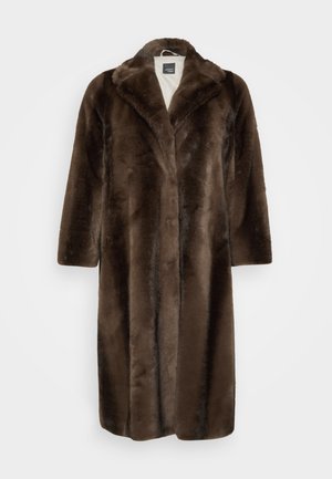 Hnedý kožúšok z umelého kožúška s dlhým, rovnomerným strihom, špicatým golierom a 3/4 rukávmi; mäkká textúra s hladkým povrchom.