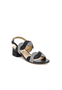 Sandalo con tacco nero e argento, con fasce testurizzate e accenti metallici. Presenta una punta arrotondata e una cinghia posteriore regolabile. Tacco a blocco basso.