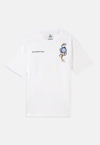 Λευκό κοντομάνικο μπλουζάκι με το κείμενο «All Conditions Gear.» και ένα σχέδιο με σχοινί σε μπλε, πορτοκαλί και μαύρο χρώμα με καραμπίνερ στο στήθος.