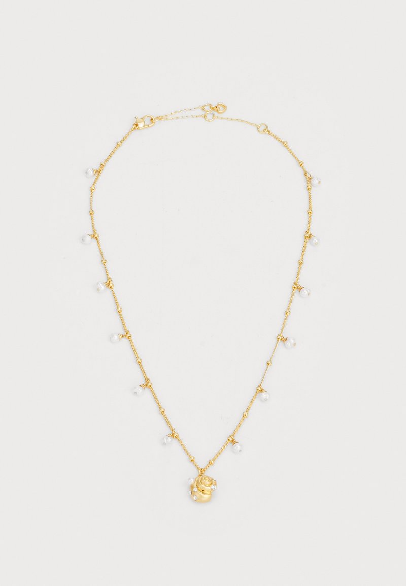 Zlatý náhrdelník s malými bílými perlami, centrálním motivem růže a jemnými články, které dodávají texturu a detaily.