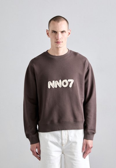 Brun crewneck sweatshirt med et cremefarvet broderet "NN07" logo i midten. Stoffet ser blødt ud med en afslappet pasform.