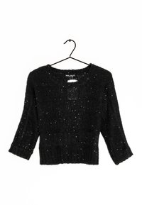 Svart stickad tröja med trekvartsärmar, prydd med strukturerade ränder och accentuerad med små glittriga detaljer.
