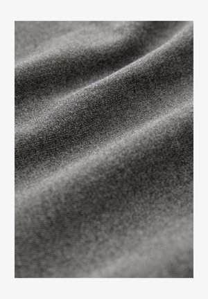 Grått tyg med en mjuk, texturerad yta som visar subtila mönster skapade av mjuka veck och veck.