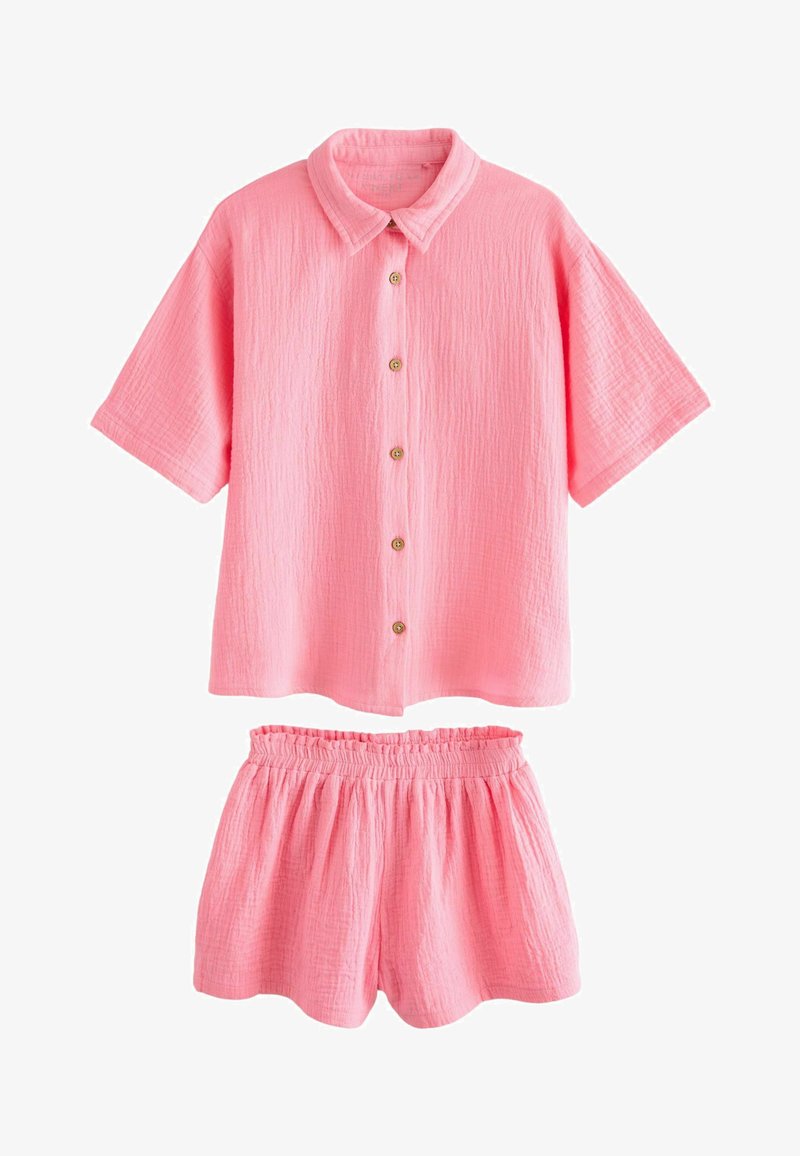 Set due pezzi rosa composto da una camicia a maniche corte con bottoni e pantaloni corti con vita elastica, realizzati in tessuto testurizzato.