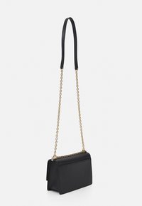 Borsa a tracolla in pelle nera con un design strutturato, dotata di una tracolla in catena dorata e di una tasca piatta sul retro. Texture liscia, stile minimalista.
