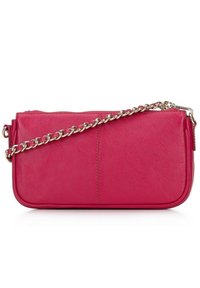 Clutch bag in finta pelle rosa acceso con tracolla in catena argentata, di forma rettangolare e superficie liscia. Dotata di chiusura con zip lungo la parte superiore.