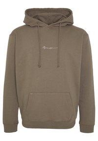 Sudadera con capucha marrón hecha de una mezcla de algodón, con un bolsillo delantero y un logo bordado en blanco en el pecho. Corte regular, textura suave.