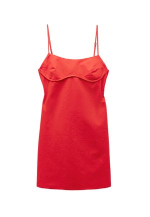 Rode slipdress met verstelbare spaghettibandjes, voorzien van een gerimpeld lijfje en een rechte zoom, gemaakt van lichtgewicht stof.