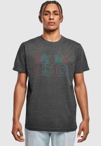 Kullgrå bomull t-skjorte med teksten "DAYTIME DISCO" i lagdelte røde, grønne og blå bokstaver, med klassisk passform og rund hals-design.