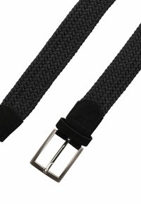 Zwarte geweven elastische riem met een gladde suède achterkant en een zilveren rechthoekige metalen gesp. Geprofileerd patroon over de gehele riem.