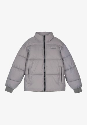 Lys grå polstret jakke med høj krave, frontlynlås, logo på brystet, elastiske manchetter og to sidelommer. Glat tekstur og isoleret design.