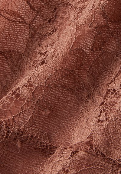 Vaaleanpunainen pitsikangas, jossa on monimutkaisia kukkakuvioita, sisältäen hienovaraisen tekstuurin ja vaihtelevaa läpinäkyvyyttä koko ajan.
