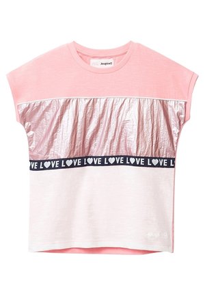 Różowa koszulka z krótkim rękawem z metaliczno-srebrnym panelem, granatowym paskiem z napisem „LOVE” oraz teksturowanym materiałem o gładkim wykończeniu.