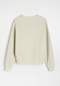 Jasnoszara bluza z długimi rękawami, okrągłym dekoltem i prążkowanymi mankietami. Miękka tekstura i mała metka marki po stronie dolnej.