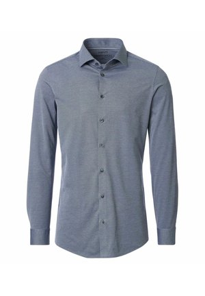 Męska koszula na długi rękaw, zapinana na guziki, w jasnoniebieskim kolorze z delikatnym wzorem w kratkę oraz kołnierzem typu spread, wykonana z elastycznego materiału.