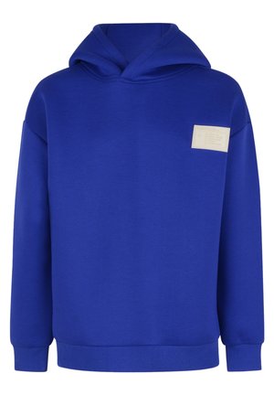 Niebieska bawełniana bluza z dużym kapturem, ściągaczami na mankietach i dole. Na piersi prostokątna naszywka z napisem. Gładki, casualowy design.