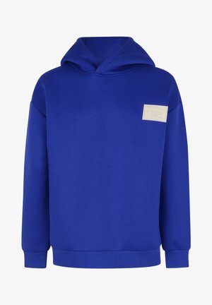 Felpa in cotone blu con cappuccio ampio, polsini e orlo a costine. Presenta un'etichetta rettangolare sul petto con testo. Design semplice e casual.