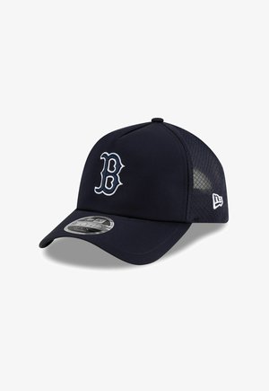 Casquette de baseball noire avec logo "B" blanc brodé à l'avant et panneau arrière en mesh, arborant le logo New Era sur le côté.