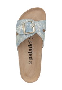 Blå faux denim slip-on sandal med en stor metallspänne, mjukt mockainteriör och en formad fotbädd för komfort. Varumärket tryckt inuti.