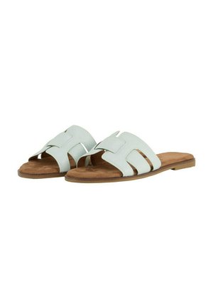 Lichtblauwe leren slide sandalen met twee brede banden en uitsnijdingen, voorzien van een tan suede voetbed en een platte rubberen zool.