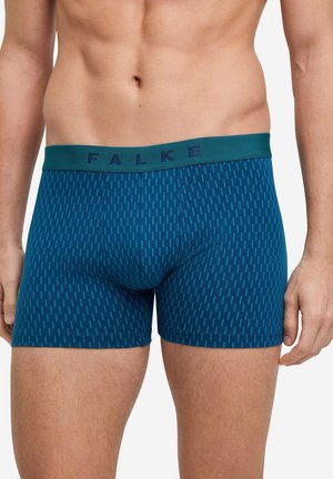 Blaue Boxer-Shorts mit einem grünen Bund, die ein sich wiederholendes vertikales Muster aus hellblauen Linien aufweisen. Hergestellt aus einem weichen, dehnbaren Stoff.