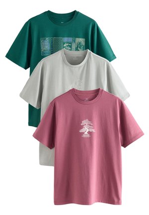 Tre magliette girocollo nei colori verde, grigio chiaro e rosa polveroso, ciascuna con una diversa piccola grafica a tema natura sul petto.