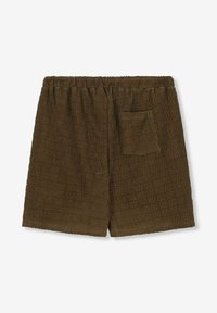 Shorts en éponge marron avec une taille élastique, présentant un motif texturé et une petite poche sur le côté droit.