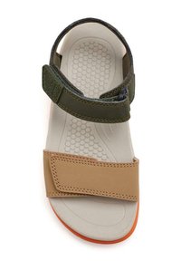 Sandale marron et verte avec des sangles ajustables, semelle intérieure texturée, semelle en caoutchouc avec des accents oranges et une surface supérieure lisse.