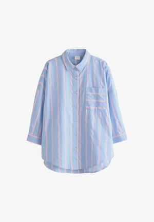Camisa de botones azul clara con rayas verticales rosas, mangas largas, bolsillo de parche y dobladillo redondeado. Fabricada en una tela suave.