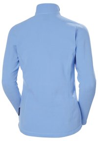 Jasnoniebieska polarowa kurtka z wysokim kołnierzem, długimi rękawami, gładką fakturą i bocznymi szwami dla dopasowanego fasonu.