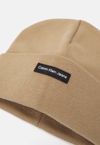 Calvin Klein Jeans PATCH BEANIE UNISEX - Pletena kapa - travertine