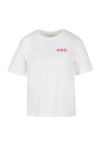 T-shirt in cotone bianco a maniche corte con tre cuori rossi sul lato sinistro del petto. Vestibilità rilassata con scollatura a girocollo.