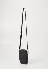Bolsa tiracolo de couro preto com fecho de zipper, superfície texturizada, alça ajustável e um bolso frontal. Detalhes e acessórios em dourado.