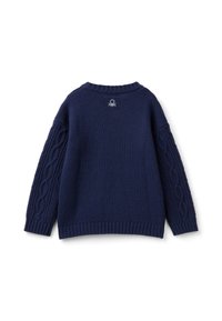 Námořnický modrý pletený svetr s vroubkovaným výstřihem a texturovanými kabelem pletenými detaily na rukávech; hladký zadní díl s malým logem na krku.