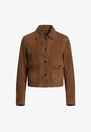 Brun ruskinds kort jakke med spids krave, sorte knapper foran og to knappelommer med klap.