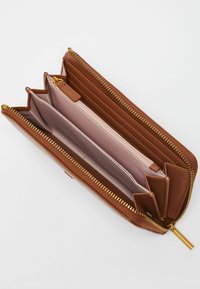 Portafoglio in pelle marrone con chiusura a zip, diverse fessure per carte e una fodera interna liscia in rosa pallido. Cerniera e dettagli in tonalità oro.