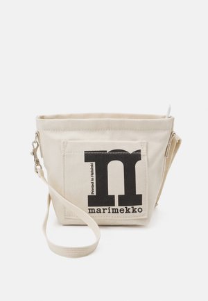 Kleine rechthoekige beige canvas tas met een voorvak, zwart "marimekko"-logo en een verstelbare schouderriem met metalen gesp.