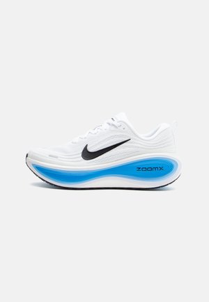 Valge sportlik jalanõu tekstureeritud pealispinnaga, must Nike snipe ja sinine ZoomX vaheplaat. Omab ümarat varbaosa ja mustrilist tallat.