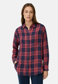 Lange mouwen, knoopsluiting shirt in marineblauw en rood geruit, met een borstzak, zacht materiaal en een relaxte pasvorm.
