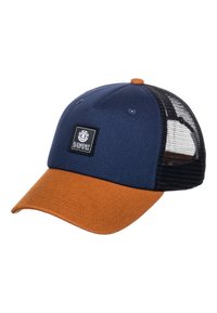 Cappello da baseball con parte superiore in tessuto blu navy, visiera arancione e retro in rete nera. Presenta un patch quadrato con logo sul davanti.