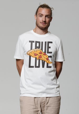 Witte katoenen T-shirt met een afbeelding van een pizzapunten met hartvormige toppings en de tekst "WARE LIEFDE" in vette zwarte letters.