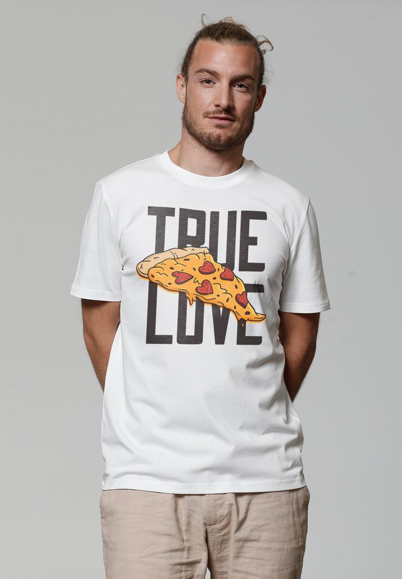 Weißes Baumwoll-T-Shirt mit einem Grafiktbild einer Pizzastücke mit herzförmigen Belägen und dem Text "TRUE LOVE" in fetten schwarzen Buchstaben.