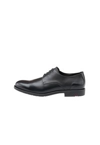 Scarpa da uomo in pelle nera con texture liscia, punta rotonda, design allacciato e dettagli di rivestimento sottili; suola piatta con minimo colore di accento.
