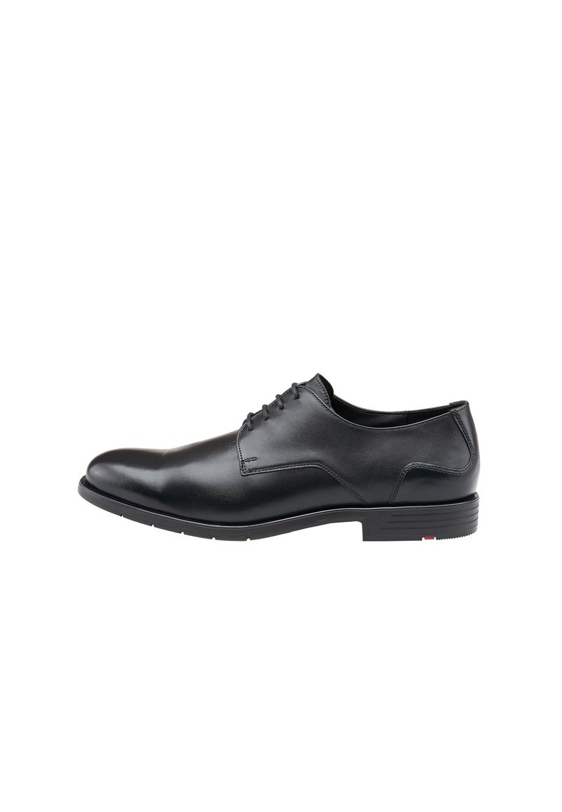 Scarpa da uomo in pelle nera con texture liscia, punta rotonda, design allacciato e dettagli di rivestimento sottili; suola piatta con minimo colore di accento.
