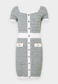 Πλεκτό φόρεμα πουλόβερ σε γκρι και λευκό, με τετράγωνη λαιμόκοψη, κοντά μανίκια, χρυσά κουμπιά μπροστά και δύο μπροστινές τσέπες.