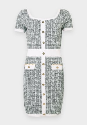Gebreide sweaterjurk in grijs en wit, met een vierkante halslijn, korte mouwen, gouden knopen aan de voorkant en twee voorzakken.