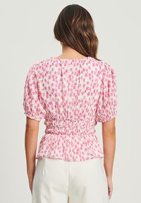 TUSSAH HARLIE - Camicetta - pink floral plisse