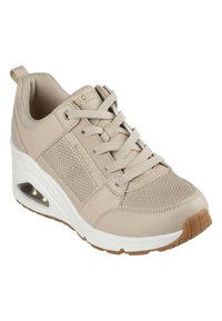 Sneaker sportivo beige con pannelli in rete, colletto imbottito e lacci piatti. Presenta una spessa intersuola bianca e una suola in gomma per una migliore aderenza.