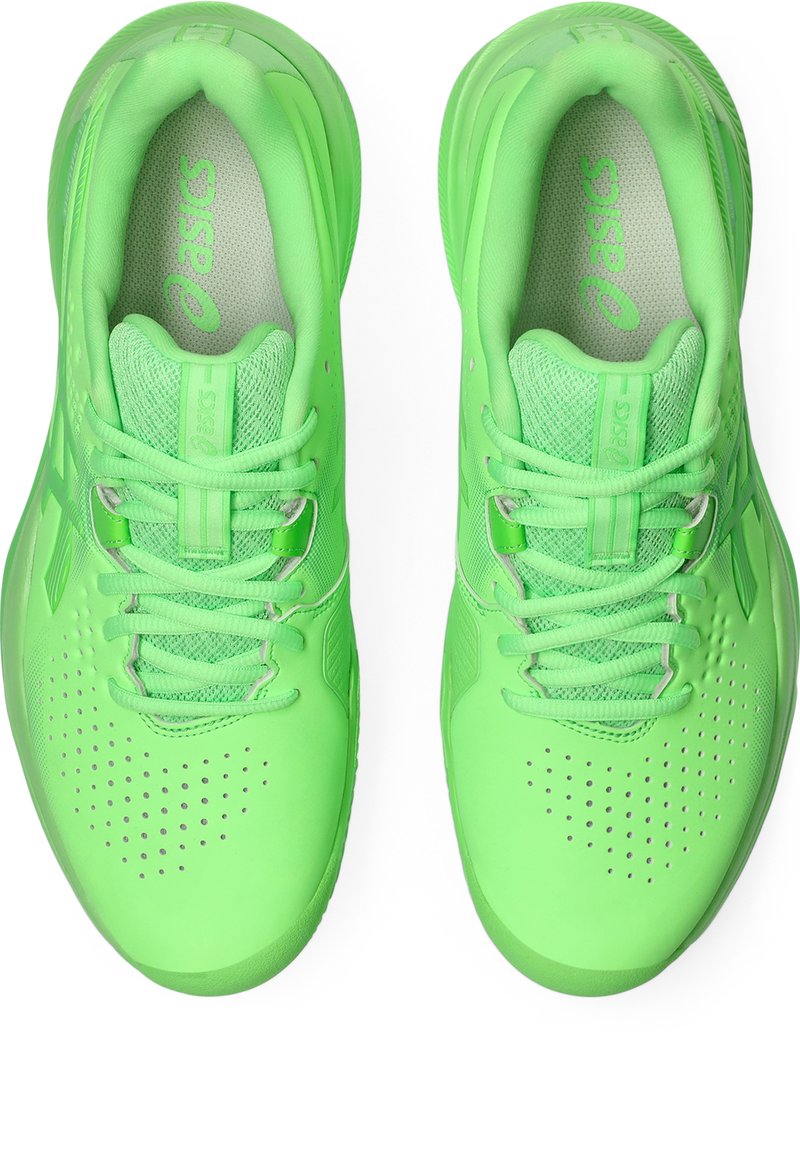 Scarpe sportive verde lime con materiali in rete e sintetici, design con lacci, texture perforata sulla punta e dettaglio del logo sulla linguetta.