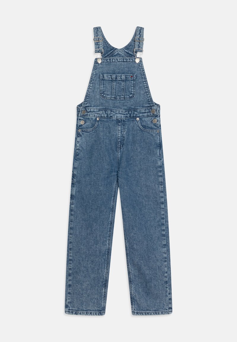 Pantalones de mezclilla en azul medio, con tirantes ajustables, un bolsillo delantero y dos bolsillos laterales. Diseño clásico de pierna recta.